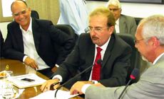 Bechara (centro) assumiu o cargo no dia 23 de maio